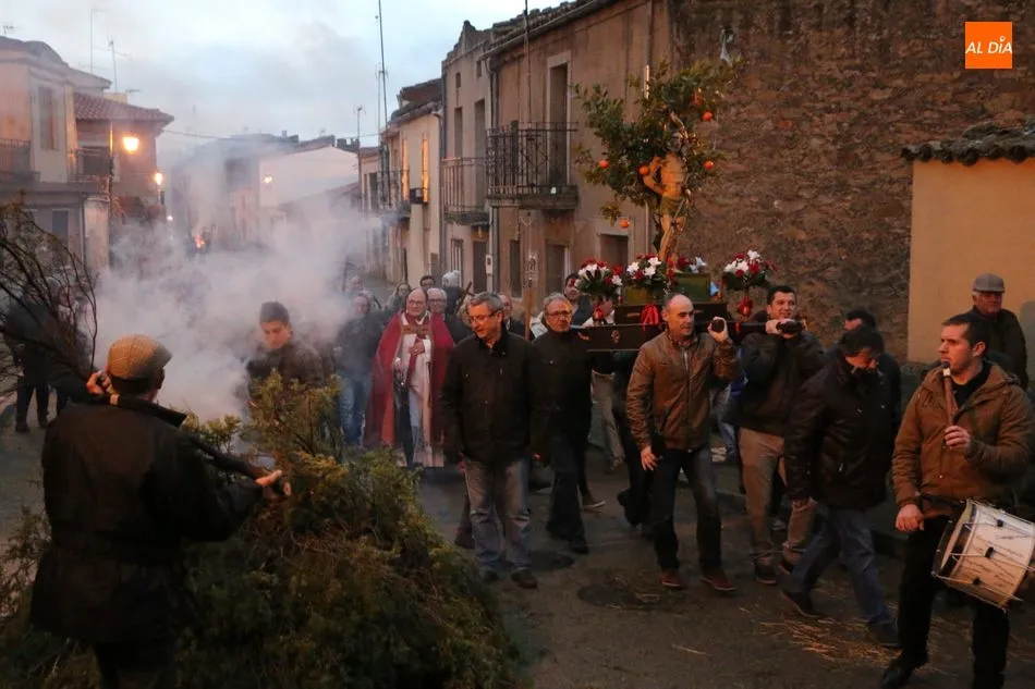 Foto 7 - San Sebasti&aacute;n purifica Sobradillo con el humo de las hogueras de &lsquo;j&uacute;mbrios&rsquo;  