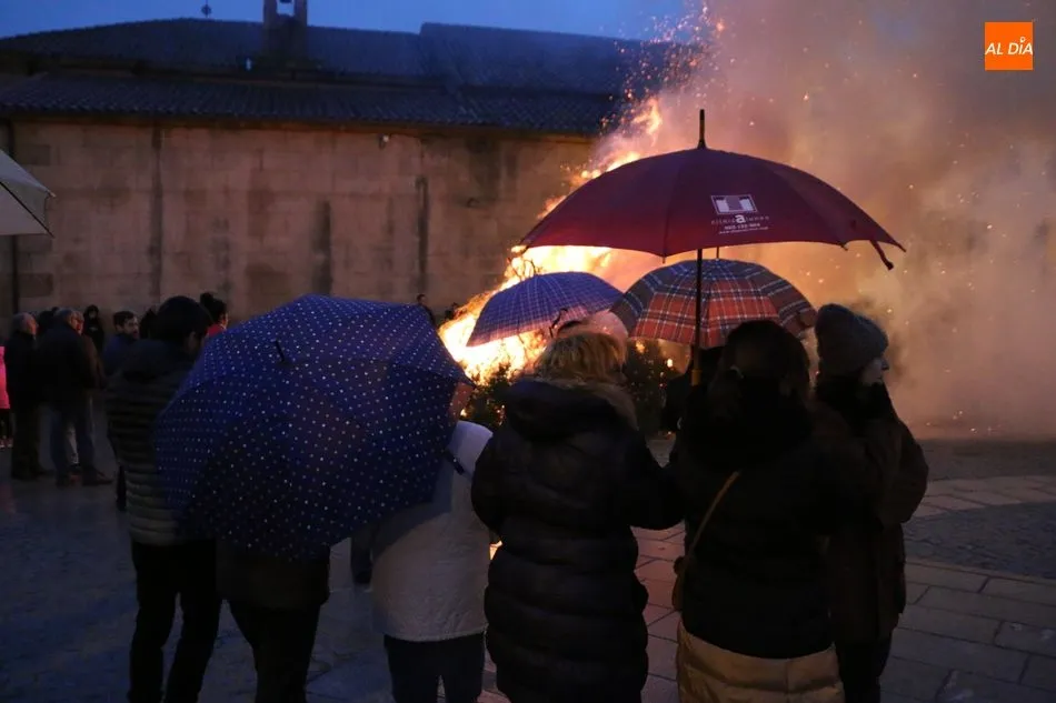 Foto 2 - San Sebasti&aacute;n purifica Sobradillo con el humo de las hogueras de &lsquo;j&uacute;mbrios&rsquo;  