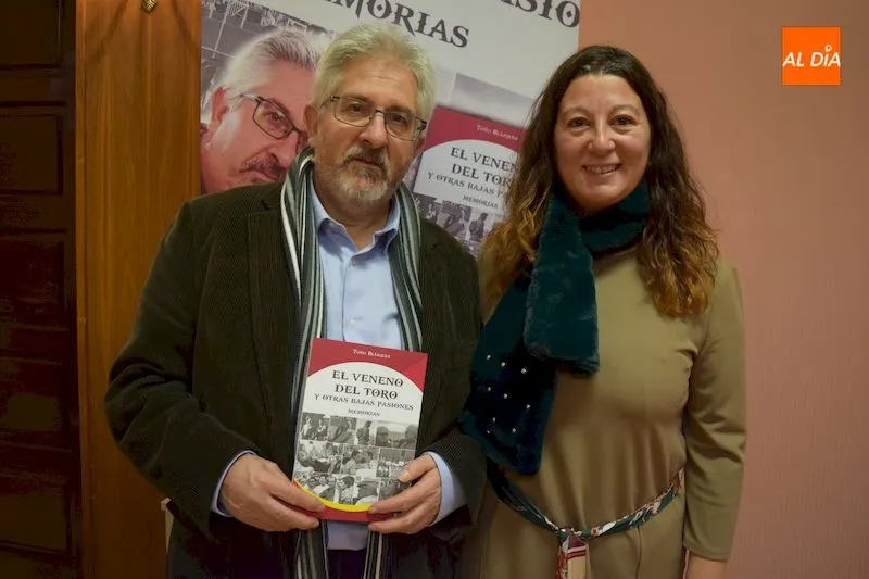Foto 2 - To&ntilde;o Bl&aacute;zquez da a conocer su publicaci&oacute;n &lsquo;El veneno del toro&rsquo; en el Sal&oacute;n de Plenos