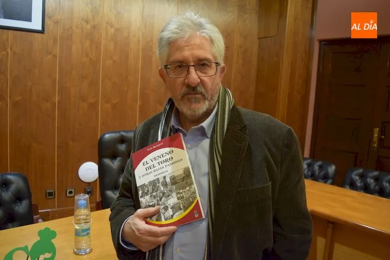 Toño Blázquez sostiene su libro
