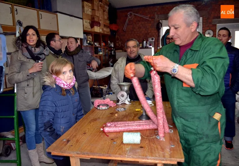 Foto 10 - La tradici&oacute;n puede con el mal tiempo durante la VIII Matanza T&iacute;pica de Villar de Gallimazo
