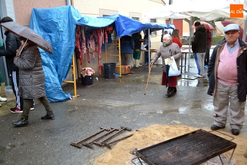 Foto 9 - La tradici&oacute;n puede con el mal tiempo durante la VIII Matanza T&iacute;pica de Villar de Gallimazo