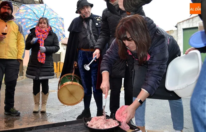 Foto 8 - La tradici&oacute;n puede con el mal tiempo durante la VIII Matanza T&iacute;pica de Villar de Gallimazo