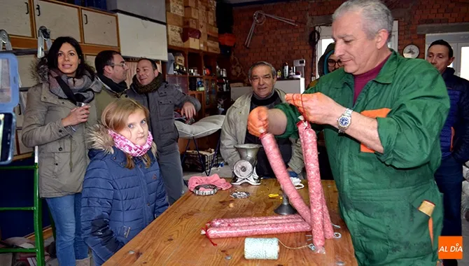 Villar de Gallimazo celebraba este sábado su VIII Matanza Típica