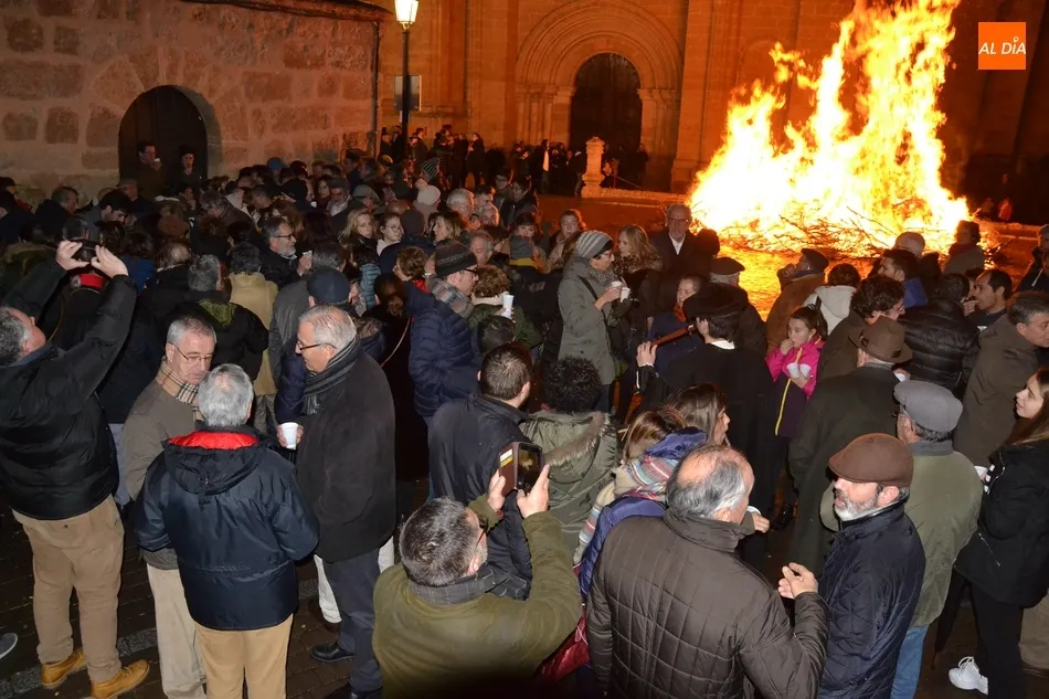 La lluvia desluce la concurrida hoguera de San Sebastián  