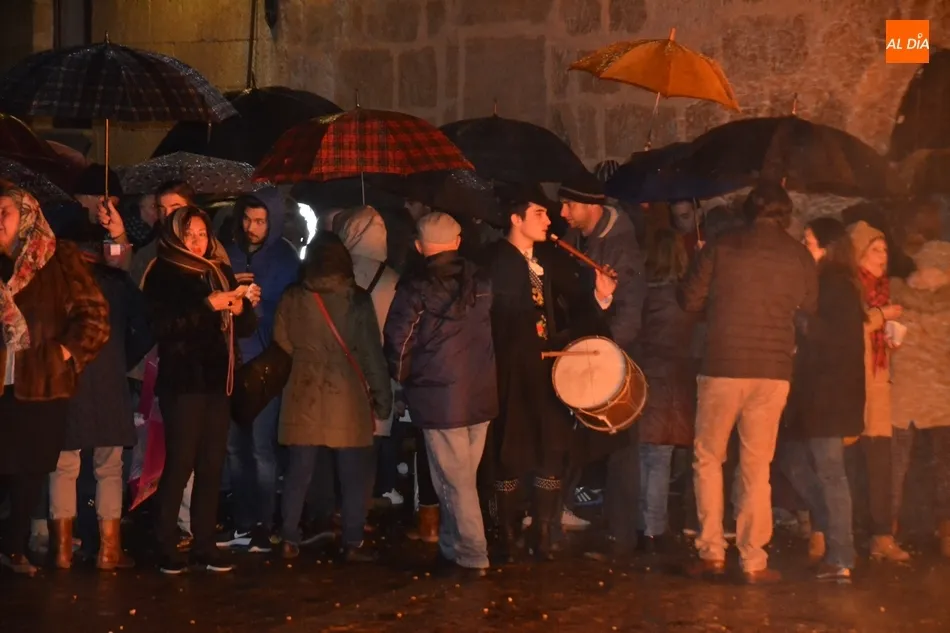Foto 8 - La lluvia desluce la concurrida hoguera de San Sebasti&aacute;n  