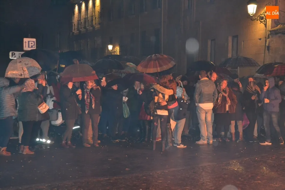 Foto 7 - La lluvia desluce la concurrida hoguera de San Sebasti&aacute;n  