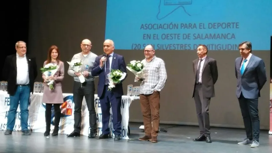 Momento de la gala en el que Ángel J. Ayuso recogía el galardón
