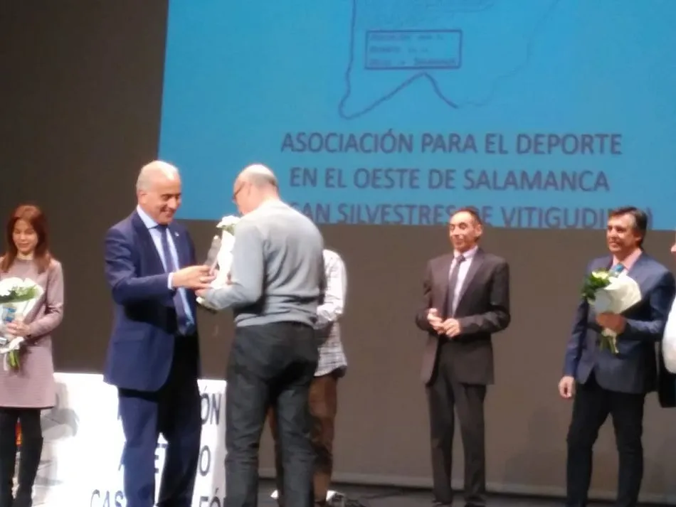 Foto 3 - Distinci&oacute;n a la San Silvestre de Vitigudino en la Gala del Atletismo Salmantino  