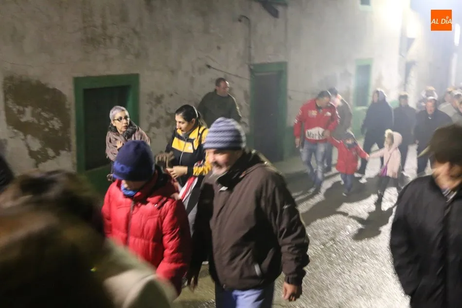 Foto 8 - El humo purifica las calles de La Fregeneda al paso de San Sebasti&aacute;n  