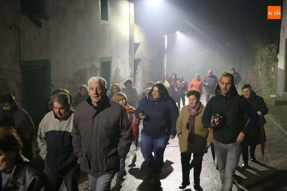 Foto 7 - El humo purifica las calles de La Fregeneda al paso de San Sebasti&aacute;n  