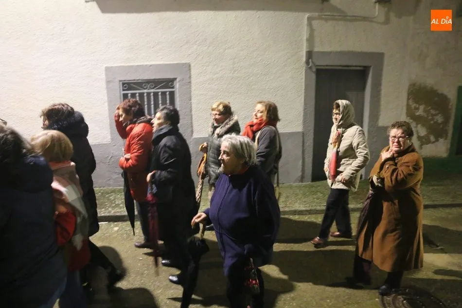Foto 3 - El humo purifica las calles de La Fregeneda al paso de San Sebasti&aacute;n  