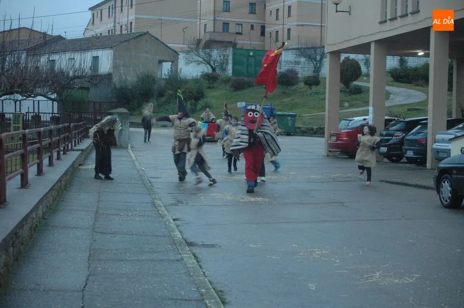 Foto 7 - La Bufa ahuyenta los malos esp&iacute;ritus en Aldead&aacute;vila  
