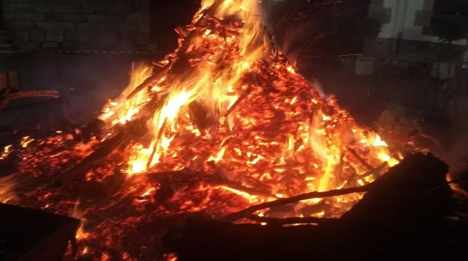 La ‘engualera’ espanta los males en Cipérez la víspera de San Sebastián