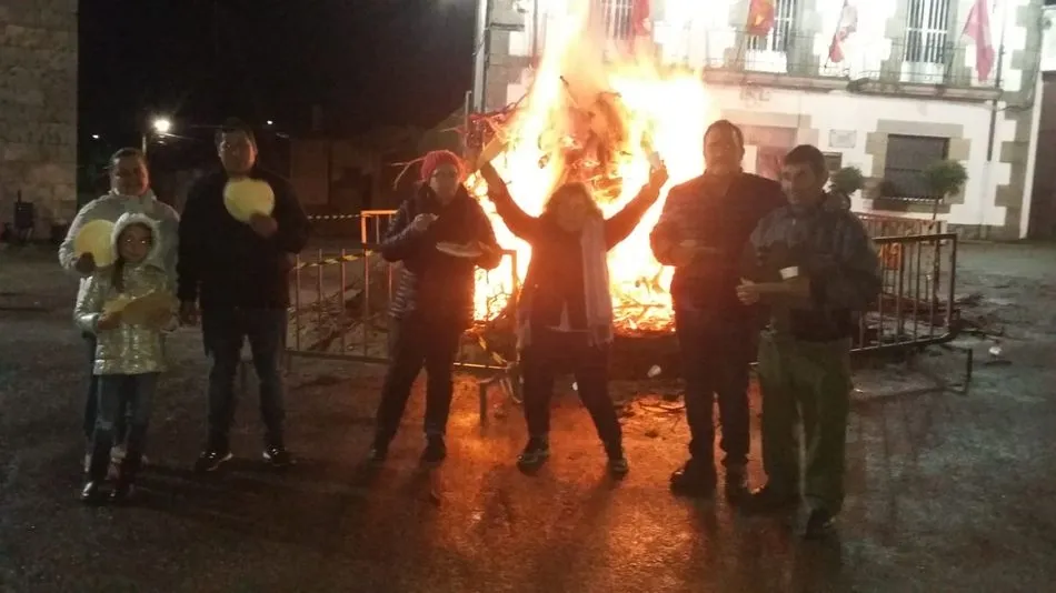 Foto 3 - La &lsquo;engualera&rsquo; espanta los males en Cip&eacute;rez la v&iacute;spera de San Sebasti&aacute;n  