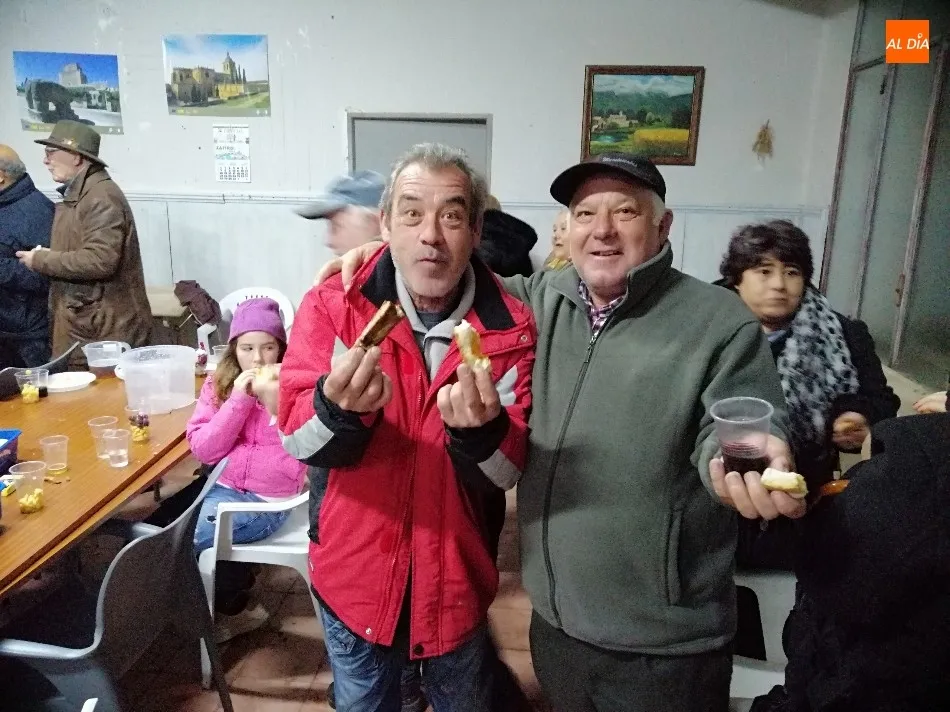 Foto 11 - Vecinos y amigos del Arrabal de San Sebasti&aacute;n disfrutan a cubierto del convite de la hoguera  