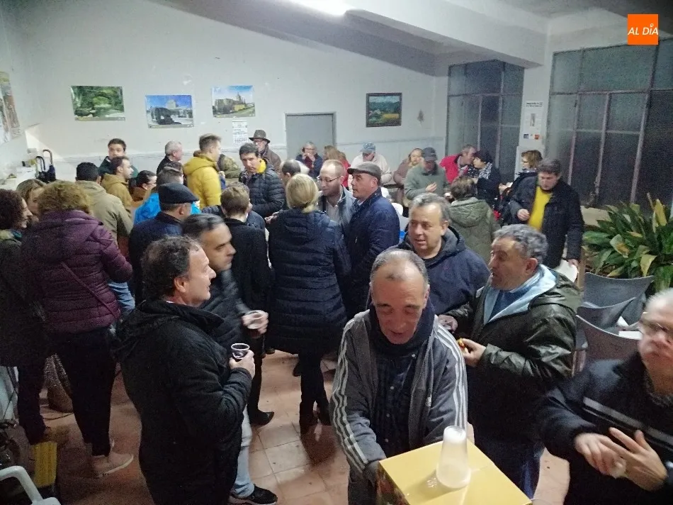 Foto 9 - Vecinos y amigos del Arrabal de San Sebasti&aacute;n disfrutan a cubierto del convite de la hoguera  