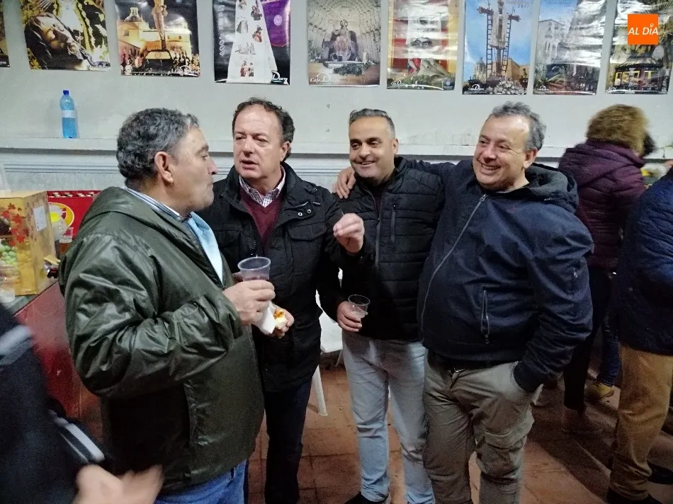 Foto 8 - Vecinos y amigos del Arrabal de San Sebasti&aacute;n disfrutan a cubierto del convite de la hoguera  