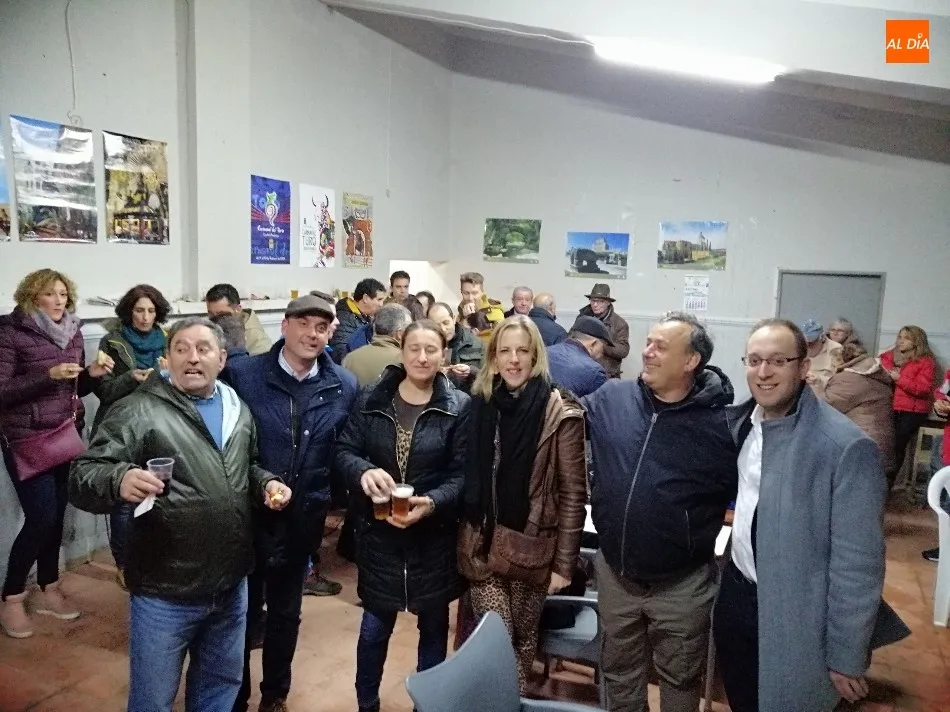 Foto 7 - Vecinos y amigos del Arrabal de San Sebasti&aacute;n disfrutan a cubierto del convite de la hoguera  