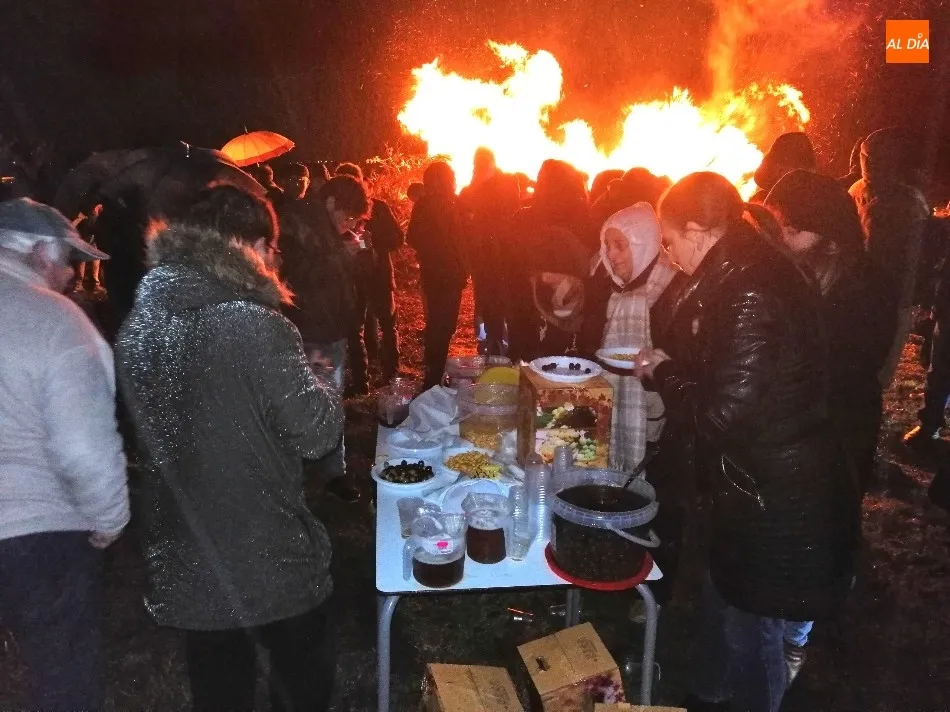 Foto 4 - Vecinos y amigos del Arrabal de San Sebasti&aacute;n disfrutan a cubierto del convite de la hoguera  