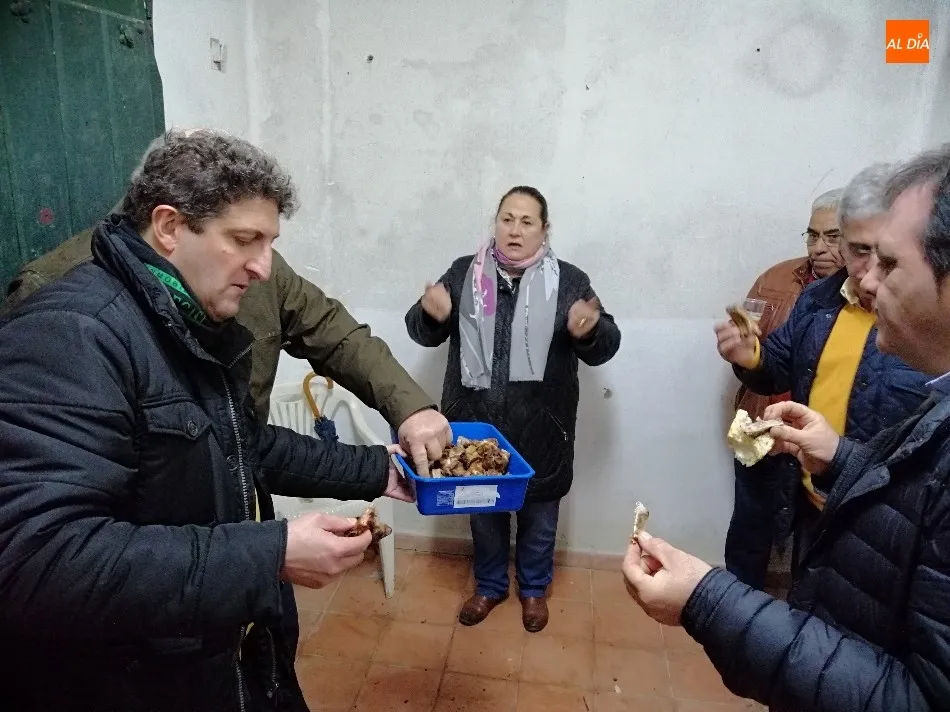 Foto 5 - Vecinos y amigos del Arrabal de San Sebasti&aacute;n disfrutan a cubierto del convite de la hoguera  