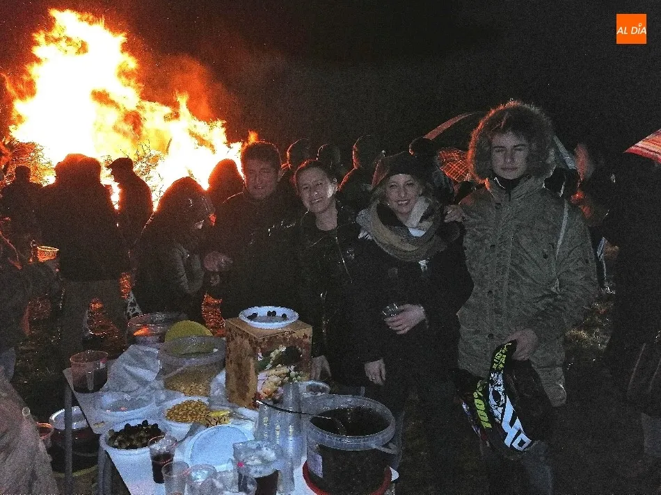 Foto 3 - Vecinos y amigos del Arrabal de San Sebasti&aacute;n disfrutan a cubierto del convite de la hoguera  