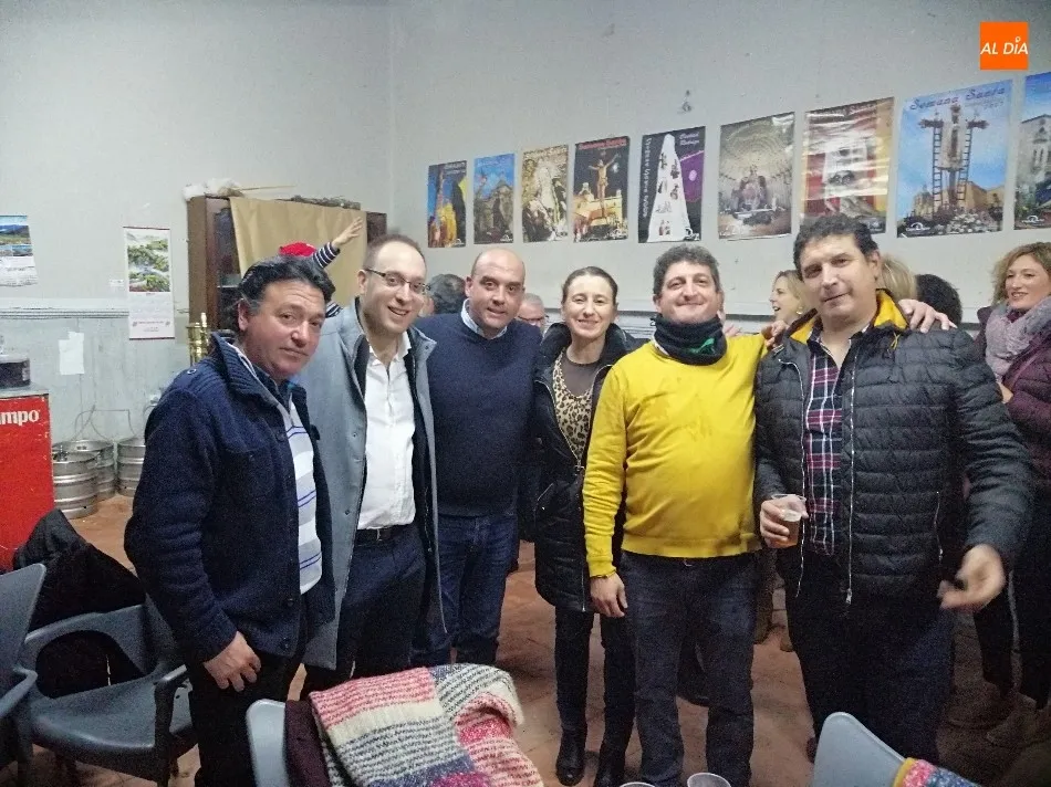 Foto 2 - Vecinos y amigos del Arrabal de San Sebasti&aacute;n disfrutan a cubierto del convite de la hoguera  