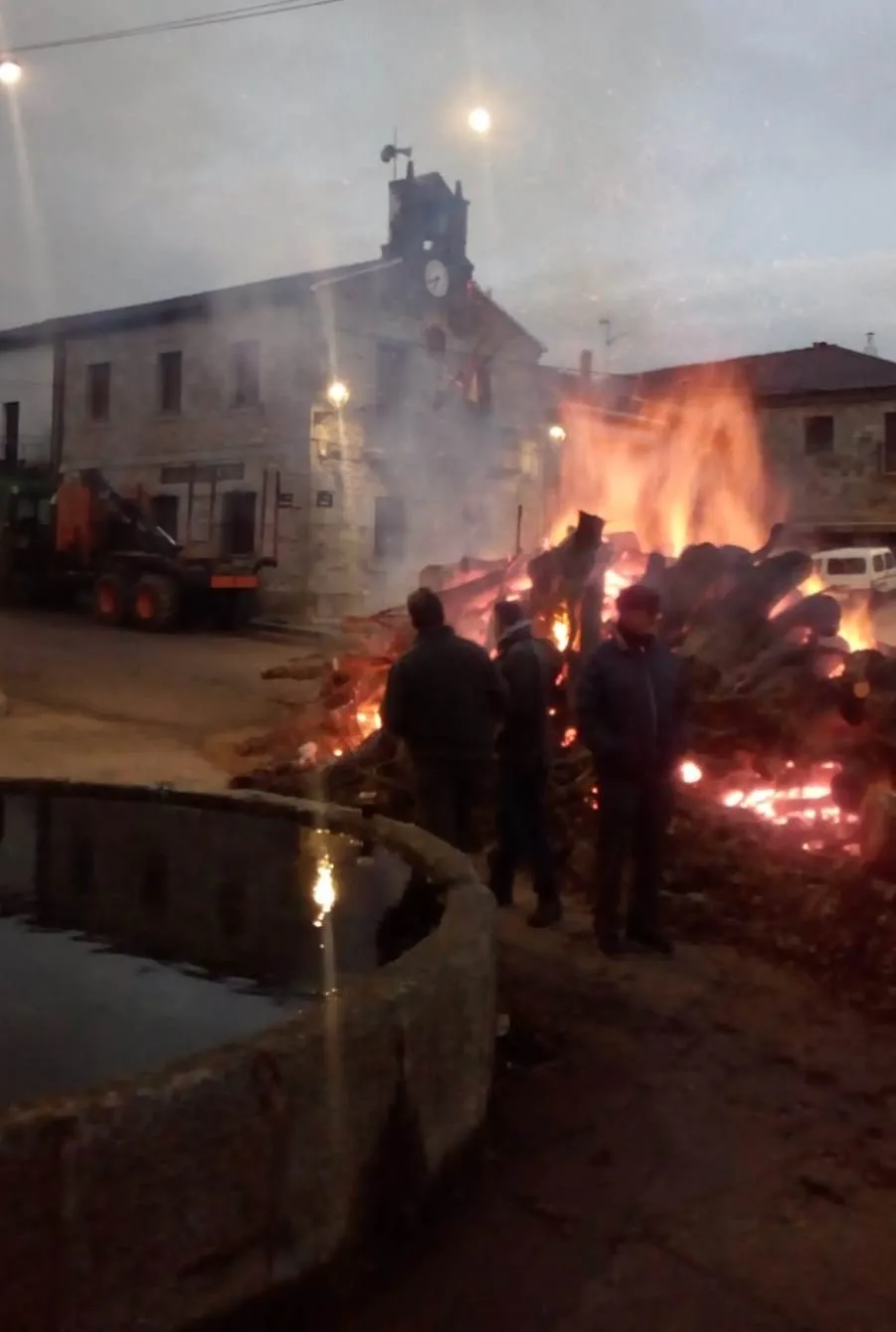 Foto 2 - Los vecinos de Pe&ntilde;aparda se re&uacute;nen en torno a su gran Luminaria  