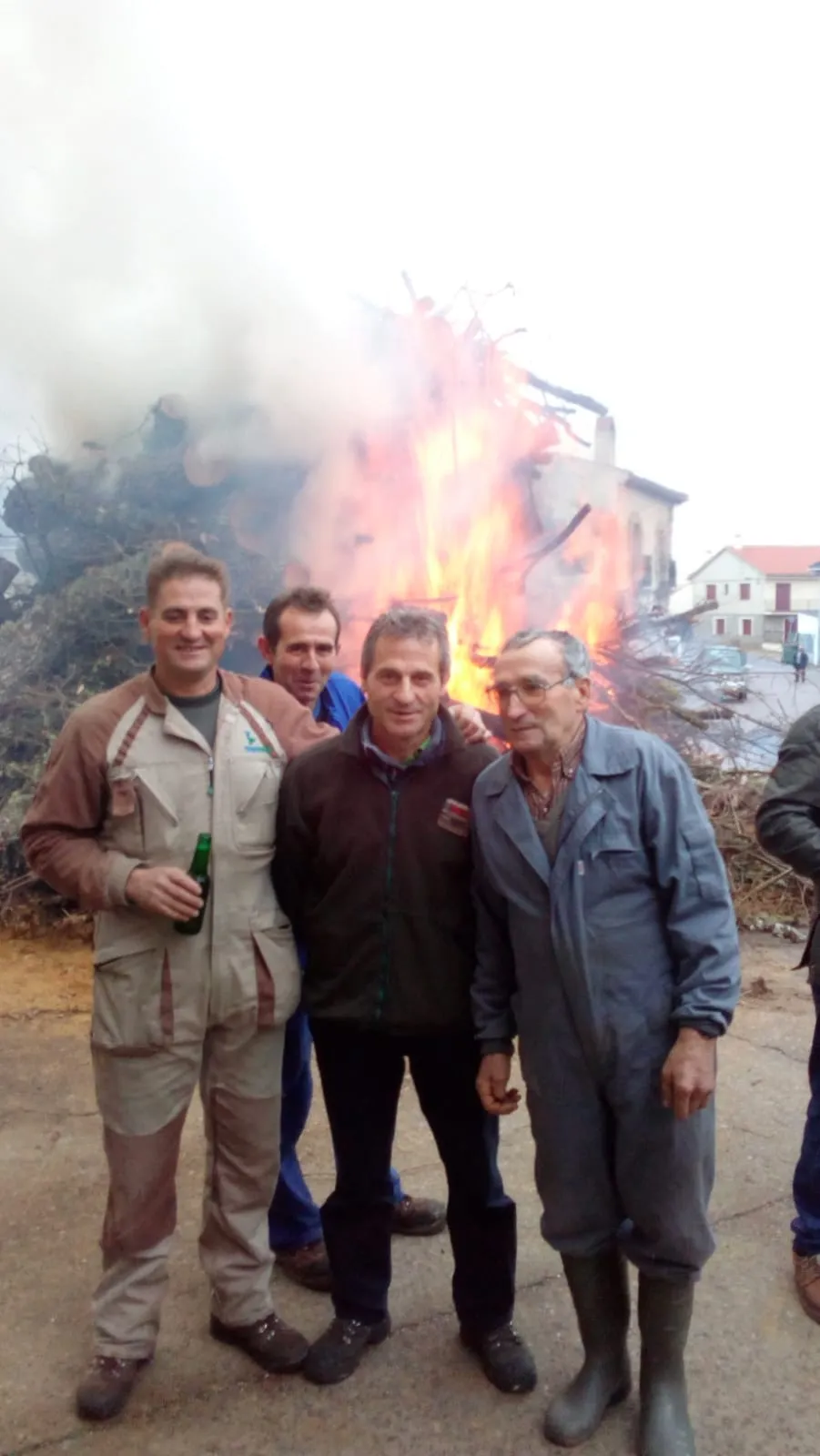 Foto 5 - Los vecinos de Pe&ntilde;aparda se re&uacute;nen en torno a su gran Luminaria  