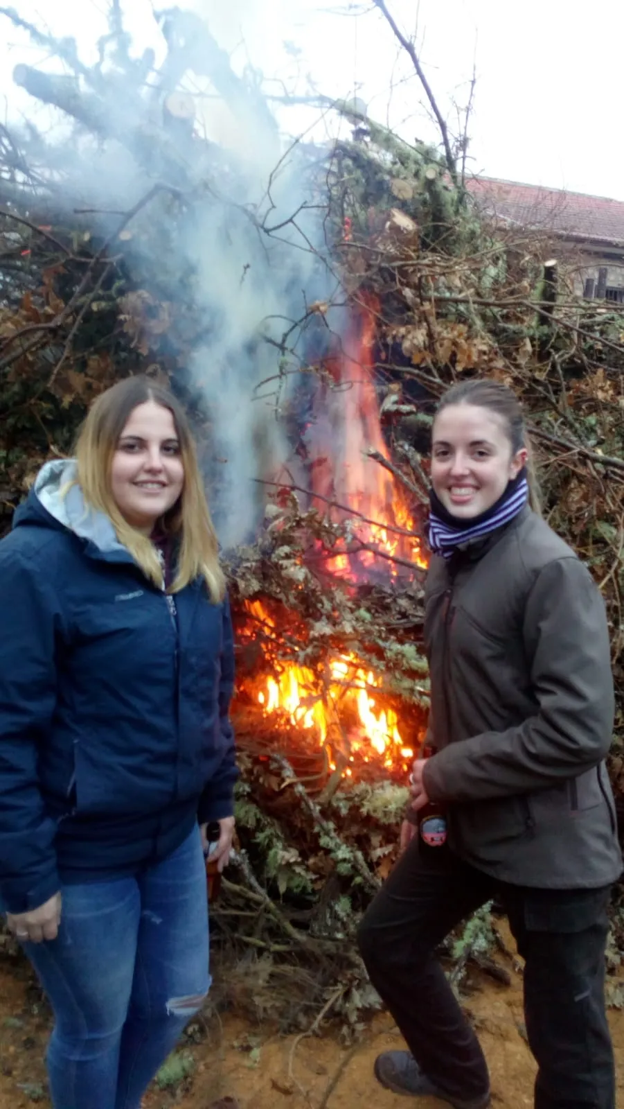 Foto 4 - Los vecinos de Pe&ntilde;aparda se re&uacute;nen en torno a su gran Luminaria  