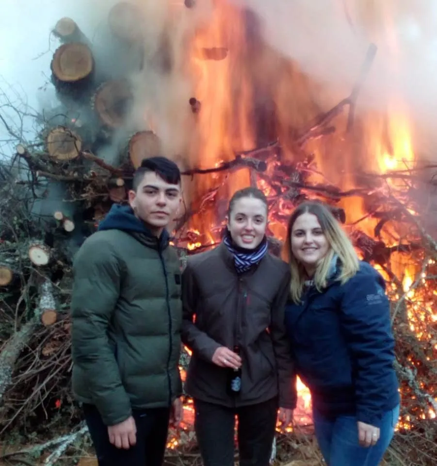 Los vecinos de Peñaparda se reúnen en torno a su gran Luminaria  