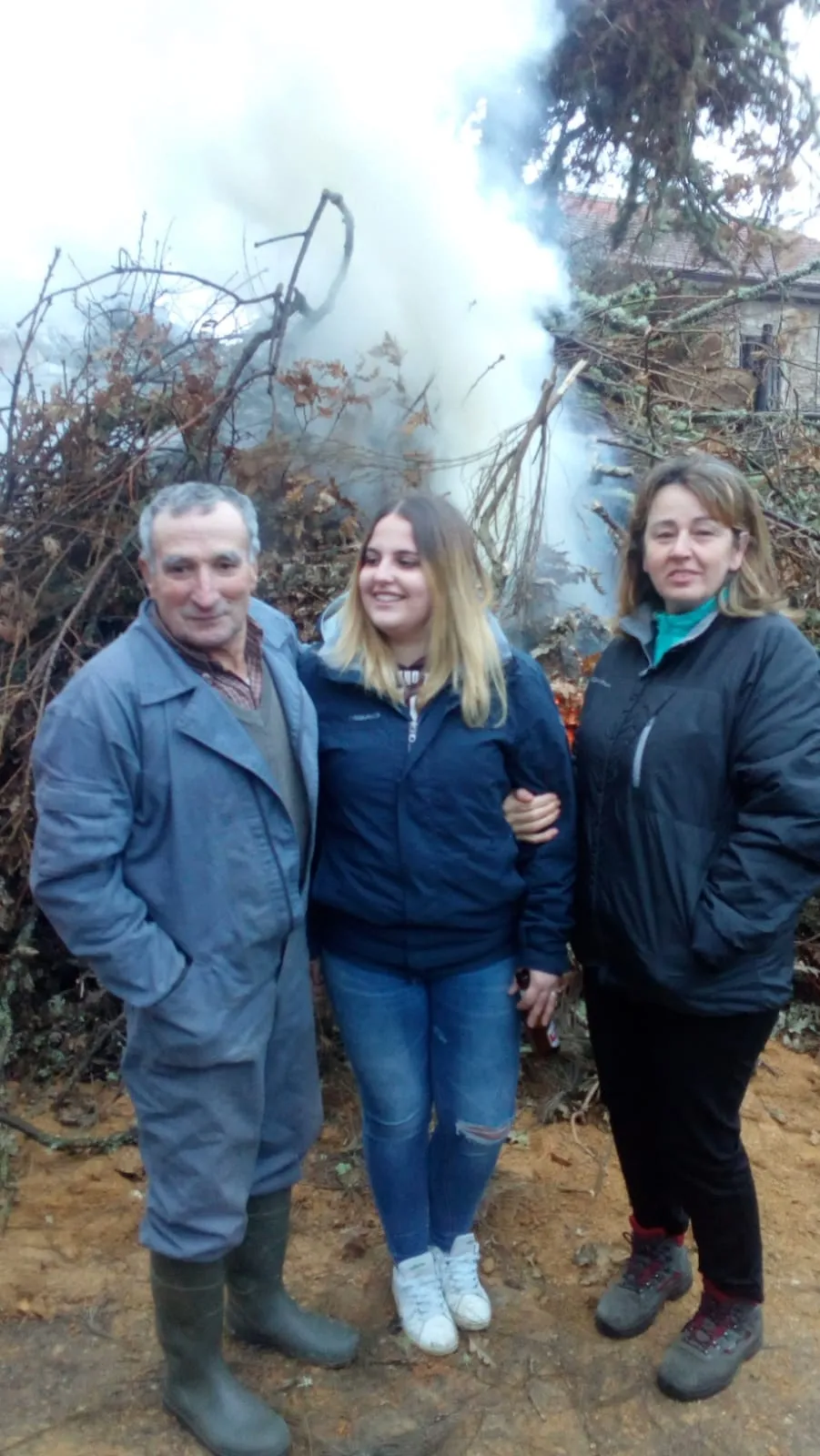 Foto 3 - Los vecinos de Pe&ntilde;aparda se re&uacute;nen en torno a su gran Luminaria  