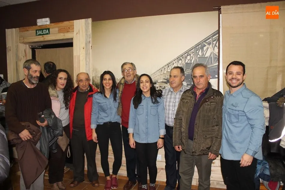 La Corporación Municipal descubrió la foto del puente de hierro que da nombre al nuevo bar restaurante de Almenara
