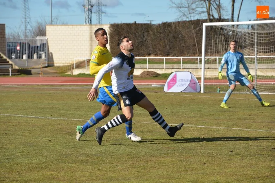Manjón pelea por un balón / Foto: Lydia González