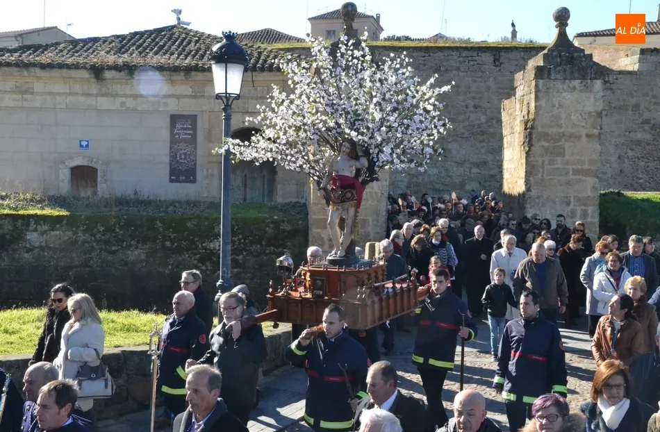 Hasta la tuna participa en el día grande en honor a San Sebastián, que tuvo dos estrenos de...