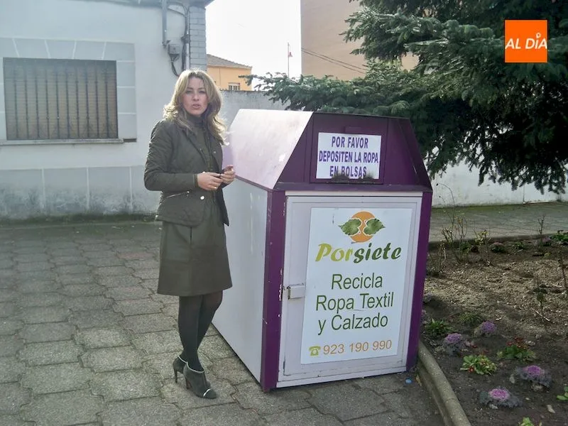 Marta Labrador junto a un contenedor de recogida de ropa