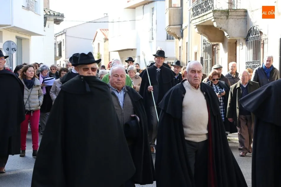 Foto 10 - Los mayordomos de San Sebasti&aacute;n en Villavieja presiden la procesi&oacute;n y proceden a la &lsquo;colaci&oacute;n...