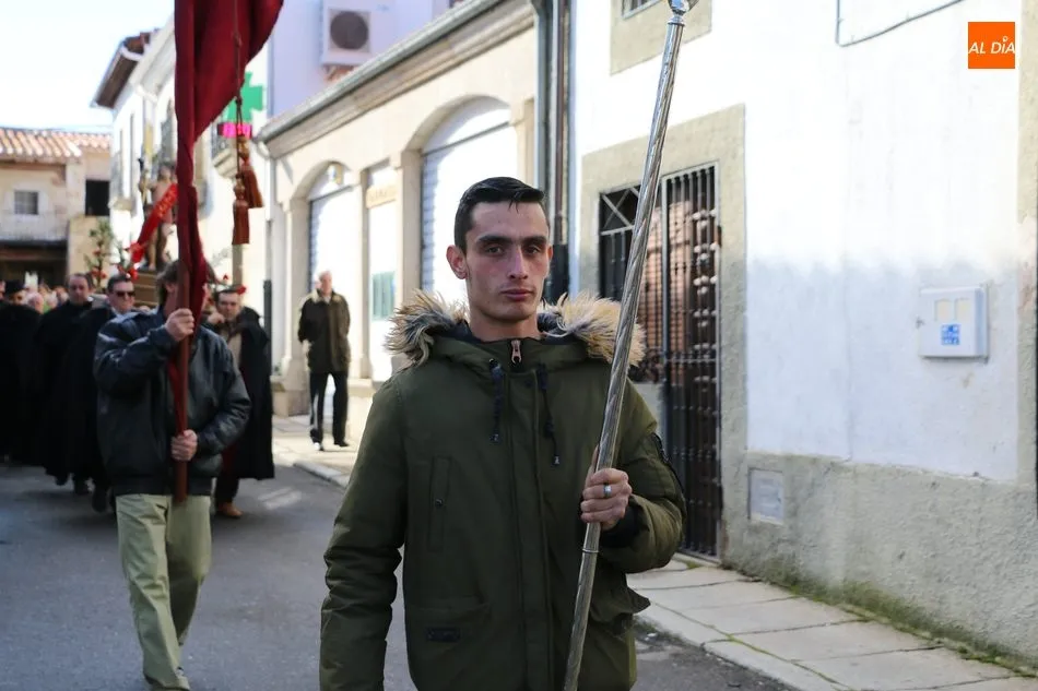 Los mayordomos de San Sebastián en Villavieja presiden la procesión y proceden a la ‘colación...