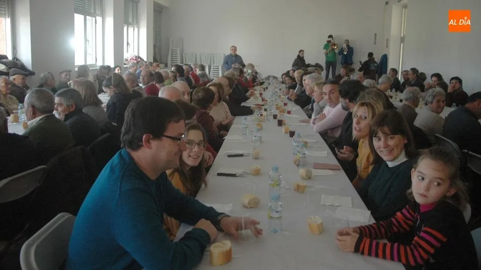 Los vecinos de Mieza disfrutaron con la animación de la charanga ‘La Clave’ durante la comida / SILVESTRE