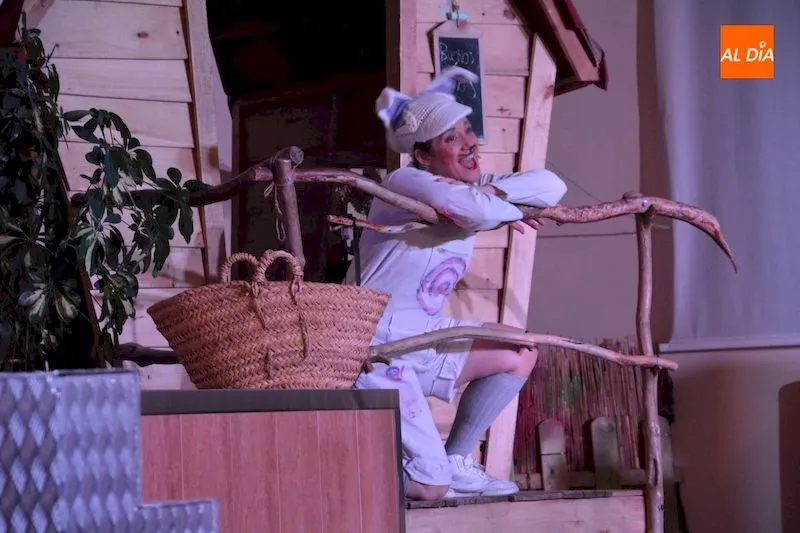 Momento de la representación de la obra El pequeño conejo blanco/ Foto: Lydia González