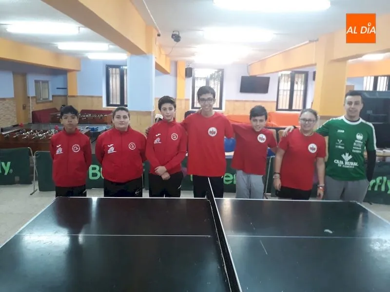 Foto 2 - Cabrerizos, Gossima y Salesianos Pizarrales vencen en una nueva jornada de las ligas de tenis de...