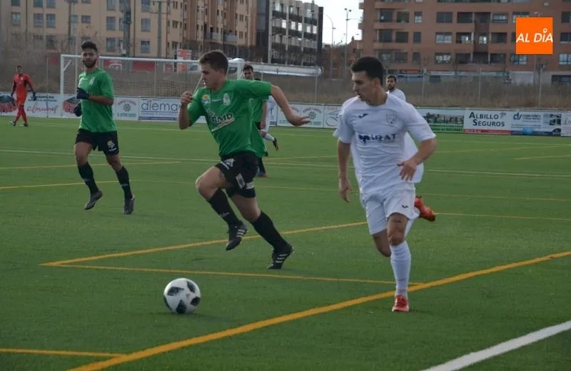 Jugada del partido entre el Ribert y el Onzonilla/ Foto: Lydia González