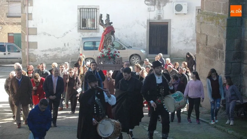 Mayordomos y vecinos acompañaron al patrón durante la procesión alrededor de la iglesia / SILVESTRE