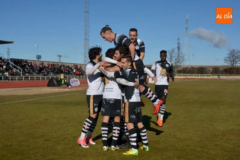 Los jugadores de Unionistas celebran uno de los goles. Imagen: Lydia González
