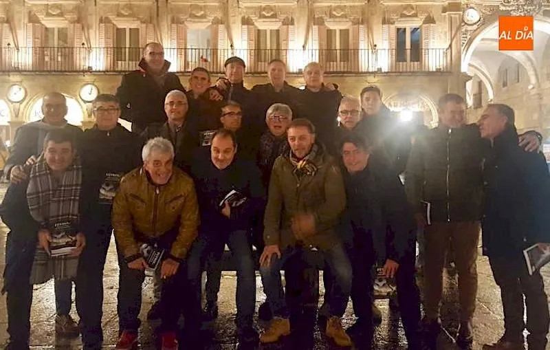 Foto de familia de los asistentes al reencuentro