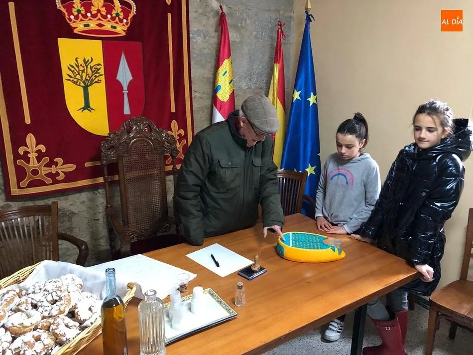 La rifa, con el número ganador 443, tuvo lugar en el Ayuntamiento de Mogarraz