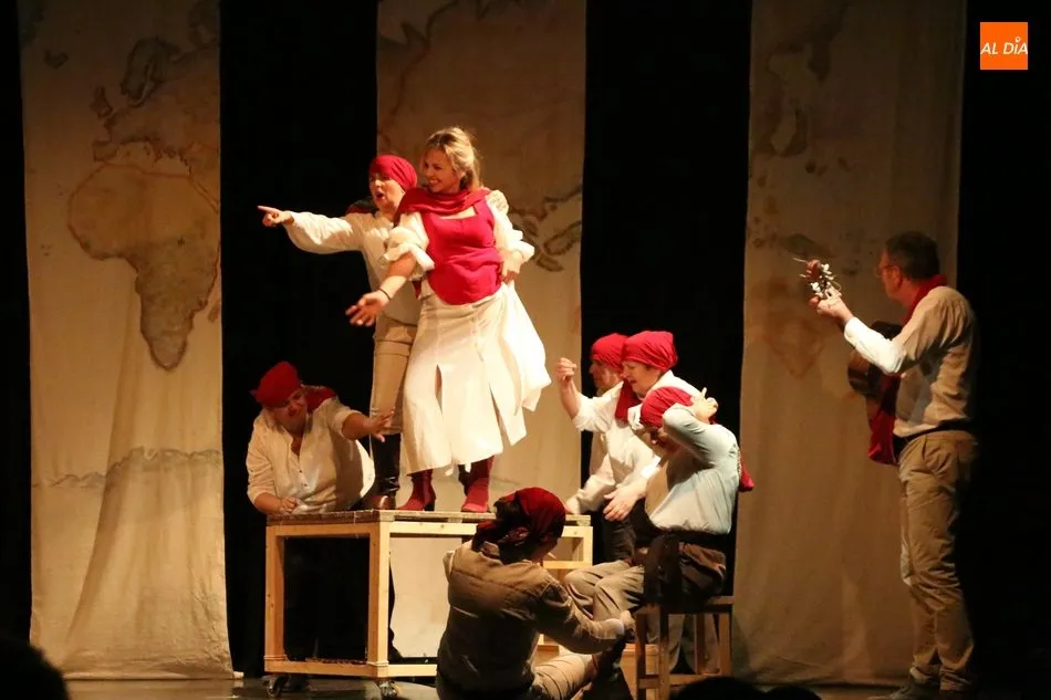 Foto 11 - El Certamen de Teatro Villa de Vitigudino arranca con una buena entrada para ver a UGTeatro  