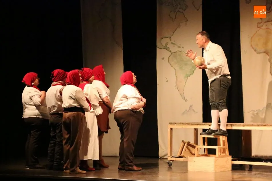 Foto 10 - El Certamen de Teatro Villa de Vitigudino arranca con una buena entrada para ver a UGTeatro  