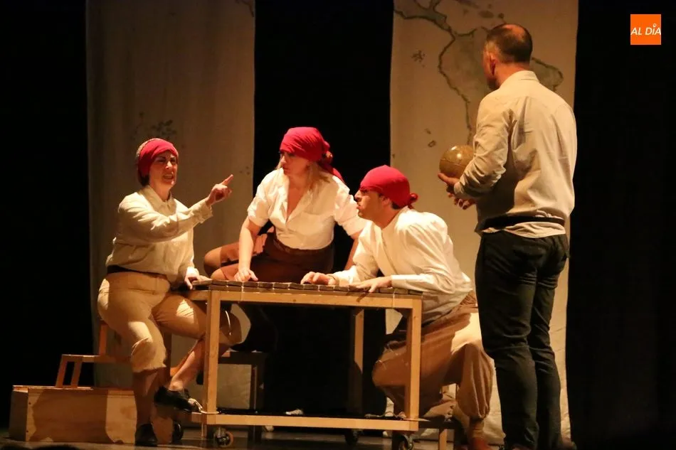 Foto 9 - El Certamen de Teatro Villa de Vitigudino arranca con una buena entrada para ver a UGTeatro  