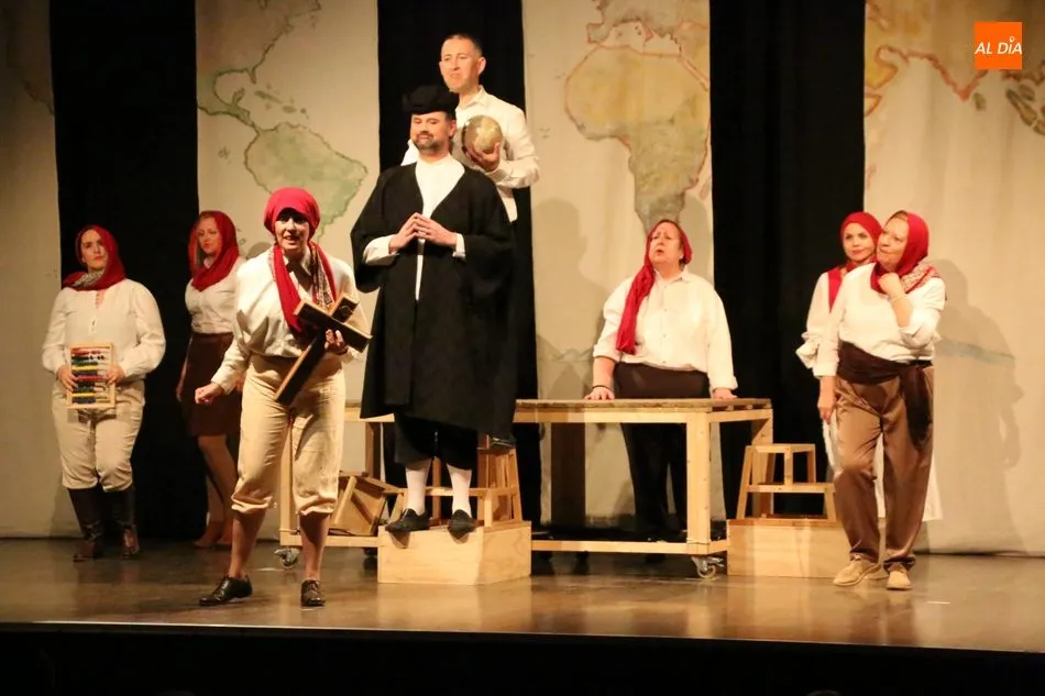 Foto 7 - El Certamen de Teatro Villa de Vitigudino arranca con una buena entrada para ver a UGTeatro  